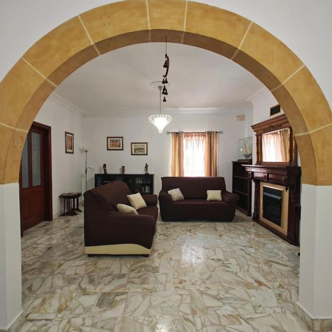 Spacious 4-bedroom *